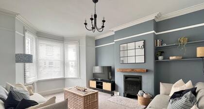 4 Bed House Sleeps 8 - Garden, Pets, Near Beach