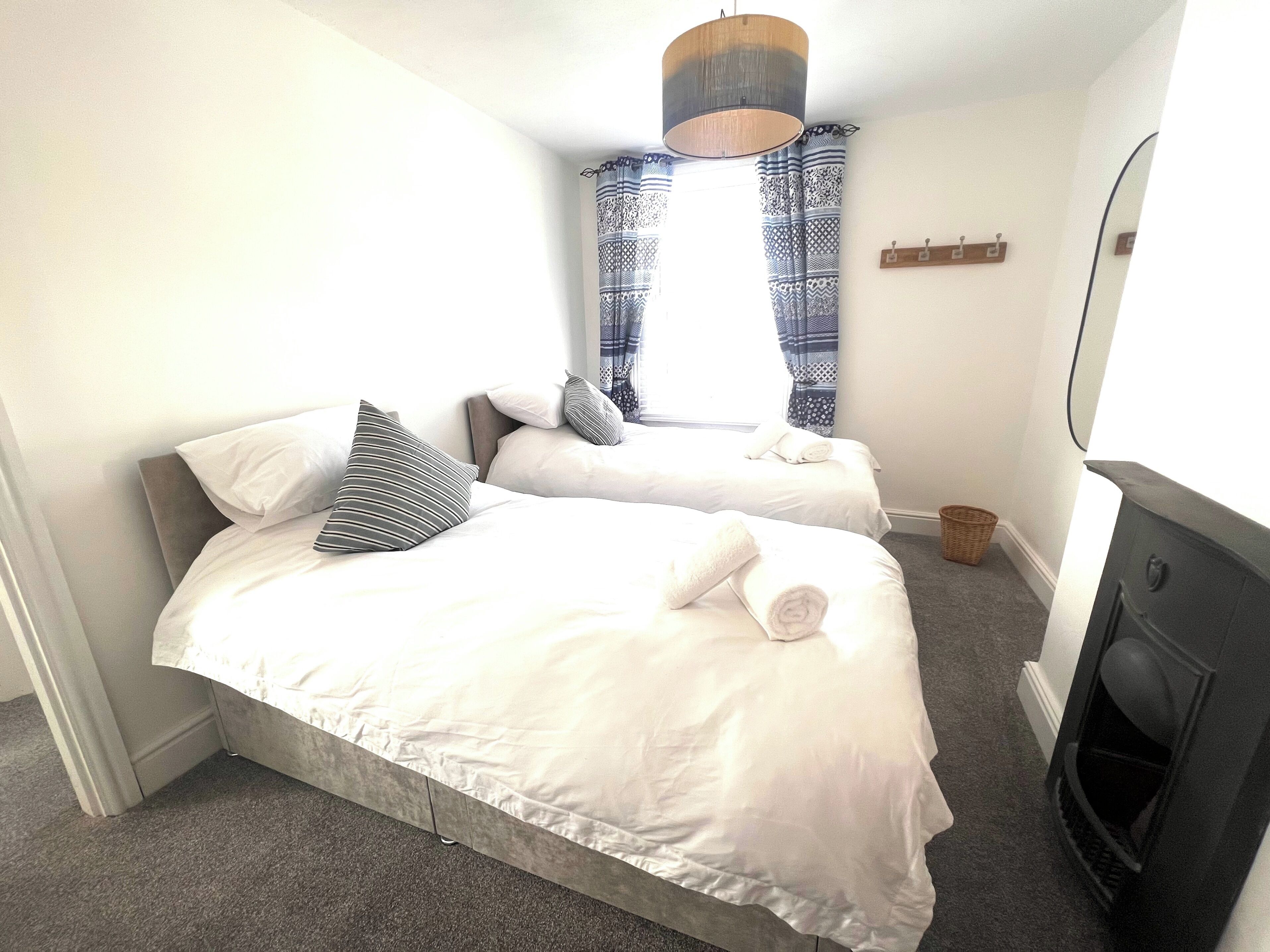 4 bedrooms, iron/ironing board, WiFi, bed sheets