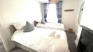 4 bedrooms, iron/ironing board, WiFi, bed sheets