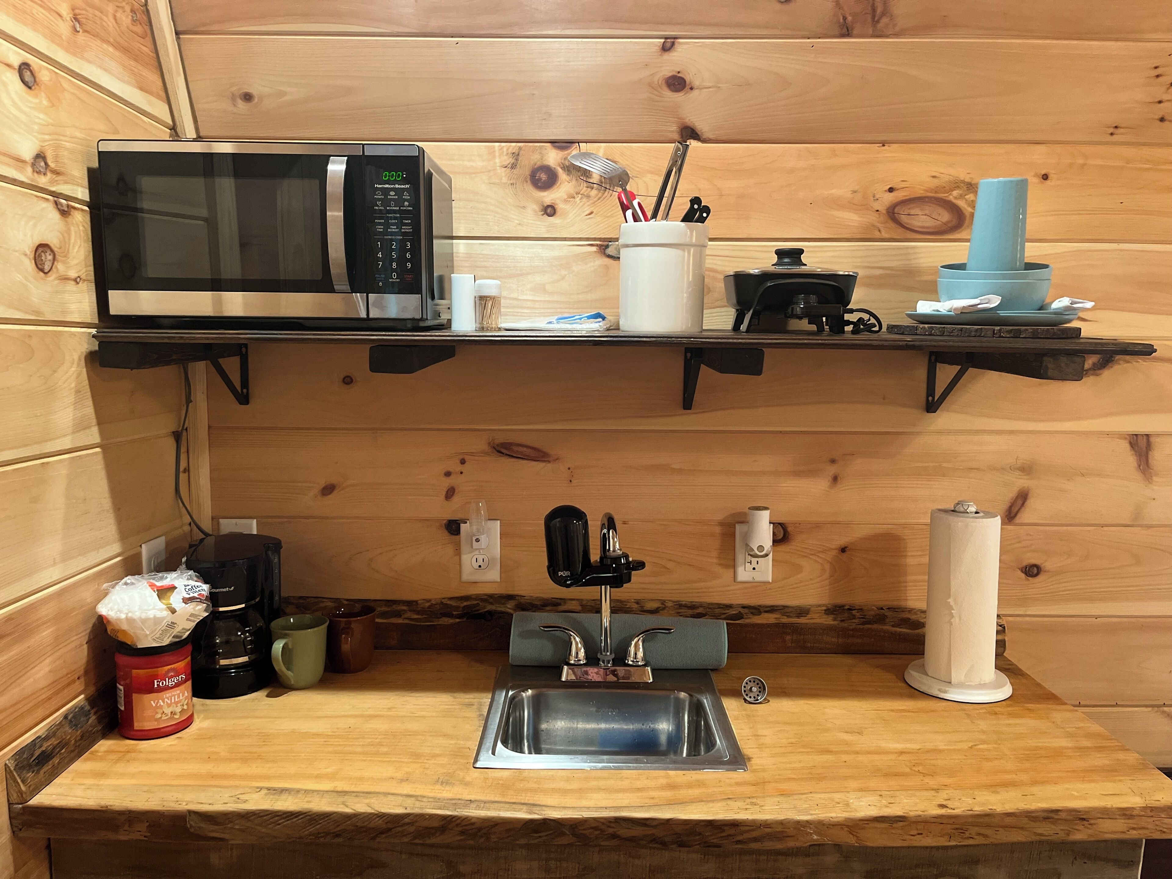 Kühlschrank, Mikrowelle, Wasserkocher mit Kaffee-/Teezubehör
