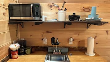 Kühlschrank, Mikrowelle, Wasserkocher mit Kaffee-/Teezubehör
