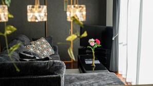 Apartment | Wohnbereich | Flachbildfernseher