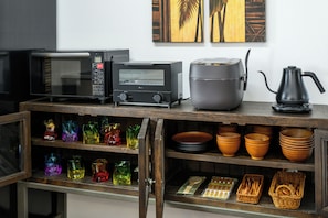 Appartement | Cuisine privée | Grand réfrigérateur, micro-ondes, plaque de cuisson, grille-pain