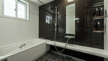 Apartment | Bathroom | Combined shower/bathtub, free toiletries, hair dryer, towels