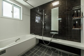 Apartamento | Baño | Ducha y bañera combinadas y artículos de higiene personal gratuitos