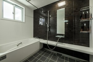 Apartamento | Baño | Ducha y bañera combinadas y artículos de higiene personal gratuitos