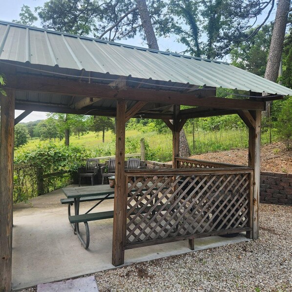 Outdoor dining - Hogan's Hideout Duplex #18 is a cozy, private duplex (Eminence)
