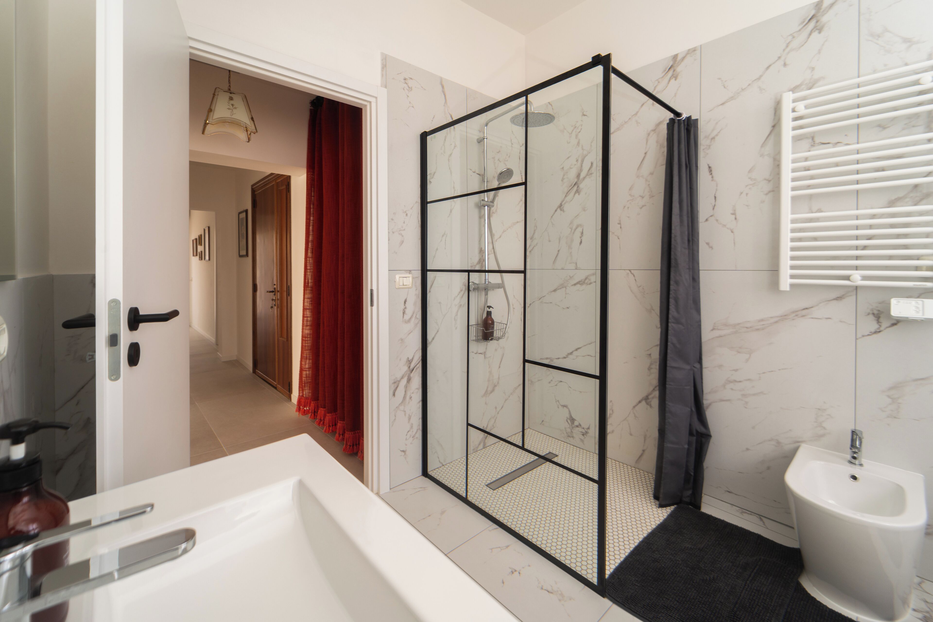 Asciugacapelli, bidet, asciugamani, sapone