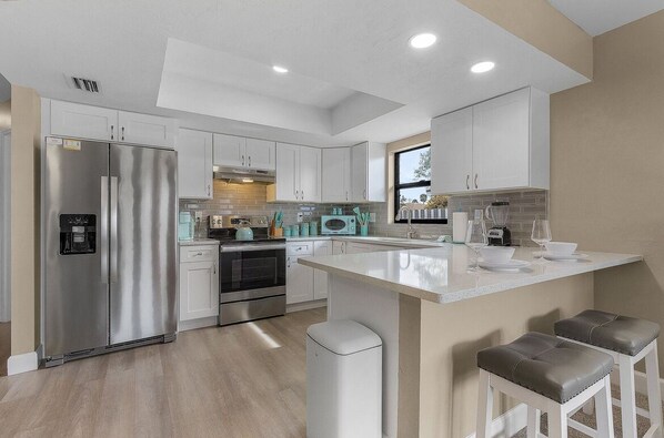 冷蔵庫、電子レンジ、オーブン、コンロ