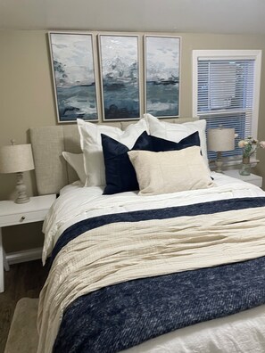 3 bedrooms, iron/ironing board, WiFi, bed sheets - Plush restoration chic- pad (Milwaukee)