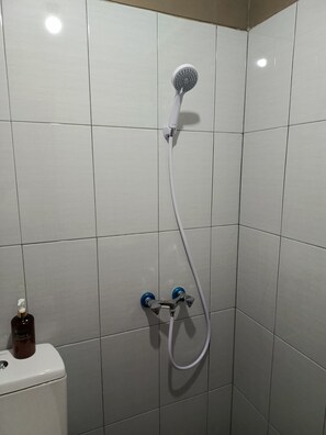 Shower, towels, soap, shampoo - Aquila Family Homestay (Bandar Lampung)