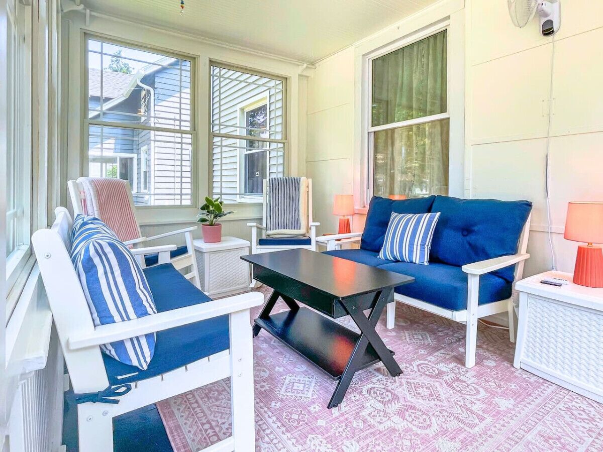 Smart-TV, Kamin, DVD-Player, Bücher