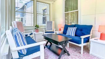 Smart-TV, Kamin, DVD-Player, Bücher