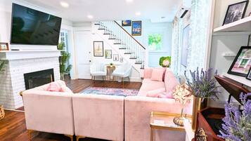 Smart-TV, peis, DVD-spiller og bøker