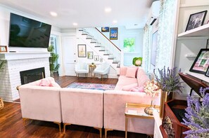 Smart-TV, Kamin, DVD-Player, Bücher