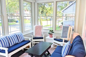 Smart-TV, Kamin, DVD-Player, Bücher