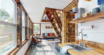 River-view home with fire pit, grill, nearby attractions