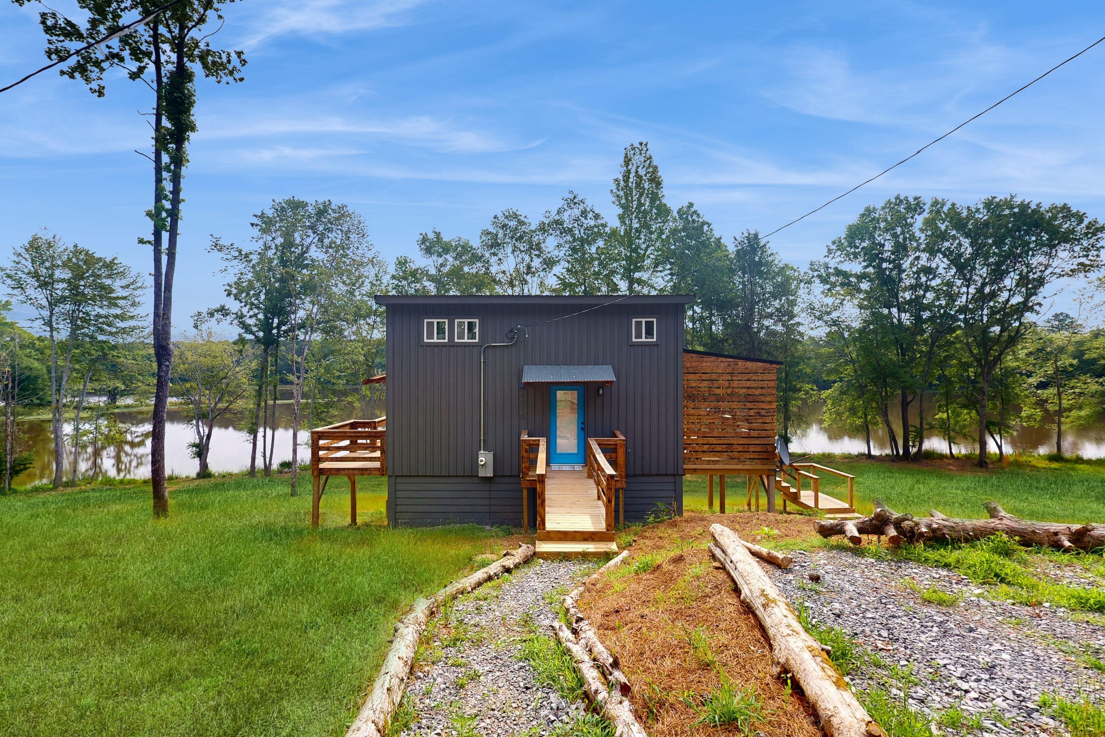 River-view home with fire pit, grill, nearby attractions