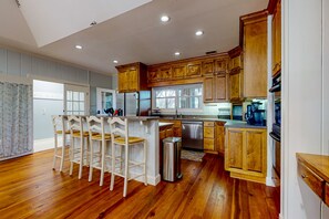 冷蔵庫、電子レンジ、オーブン、コンロ