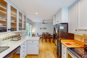 Fridge, microwave, oven, stovetop - Lakefront home with views, private hot tub/dock, deck, Free Wifi (Moneta)