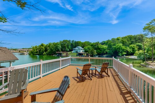 Lakefront home with views, private hot tub/dock, deck, Free Wifi