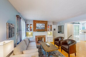 TV, table football, books - Lakefront home with views, private hot tub/dock, deck, Free Wifi (Moneta)