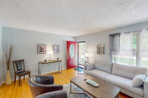 TV, table football, books - Lakefront home with views, private hot tub/dock, deck, Free Wifi (Moneta)