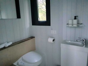 Shower, hair dryer, towels - Kauri Haven Cabin by Tiny Away (Waitoki)