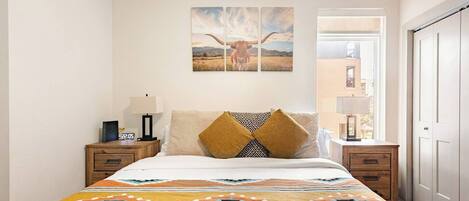 1 chambre, bureau, fer et planche à repasser, lit parapluie