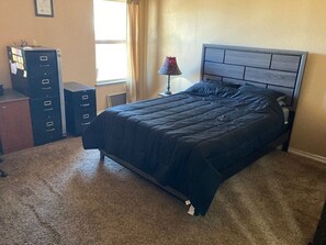 4 bedrooms, iron/ironing board, WiFi, bed sheets - Efficient and Modern home, Sleeps 8. Theres an airmattress that sleeps 2. (Oklahoma City)