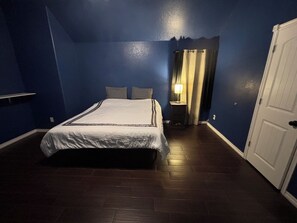 4 habitaciones, tabla de planchar con plancha, wifi y ropa de cama