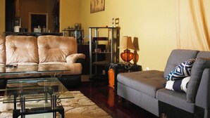 A living room with a glass coffee table, two sofas, a lamp, and a bookshelf. - Efficient and Modern home, Sleeps 8. Theres an airmattress that sleeps 2. (Oklahoma City)