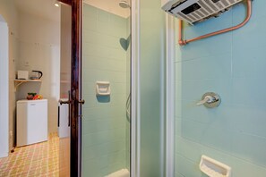 Douche, sèche-cheveux, bidet, serviettes fournies
