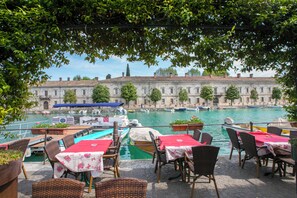 Outdoor dining - Missy Apartment, Peschiera del Garda, Italy (Peschiera del Garda)