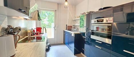 冷蔵庫、調理器具と食器