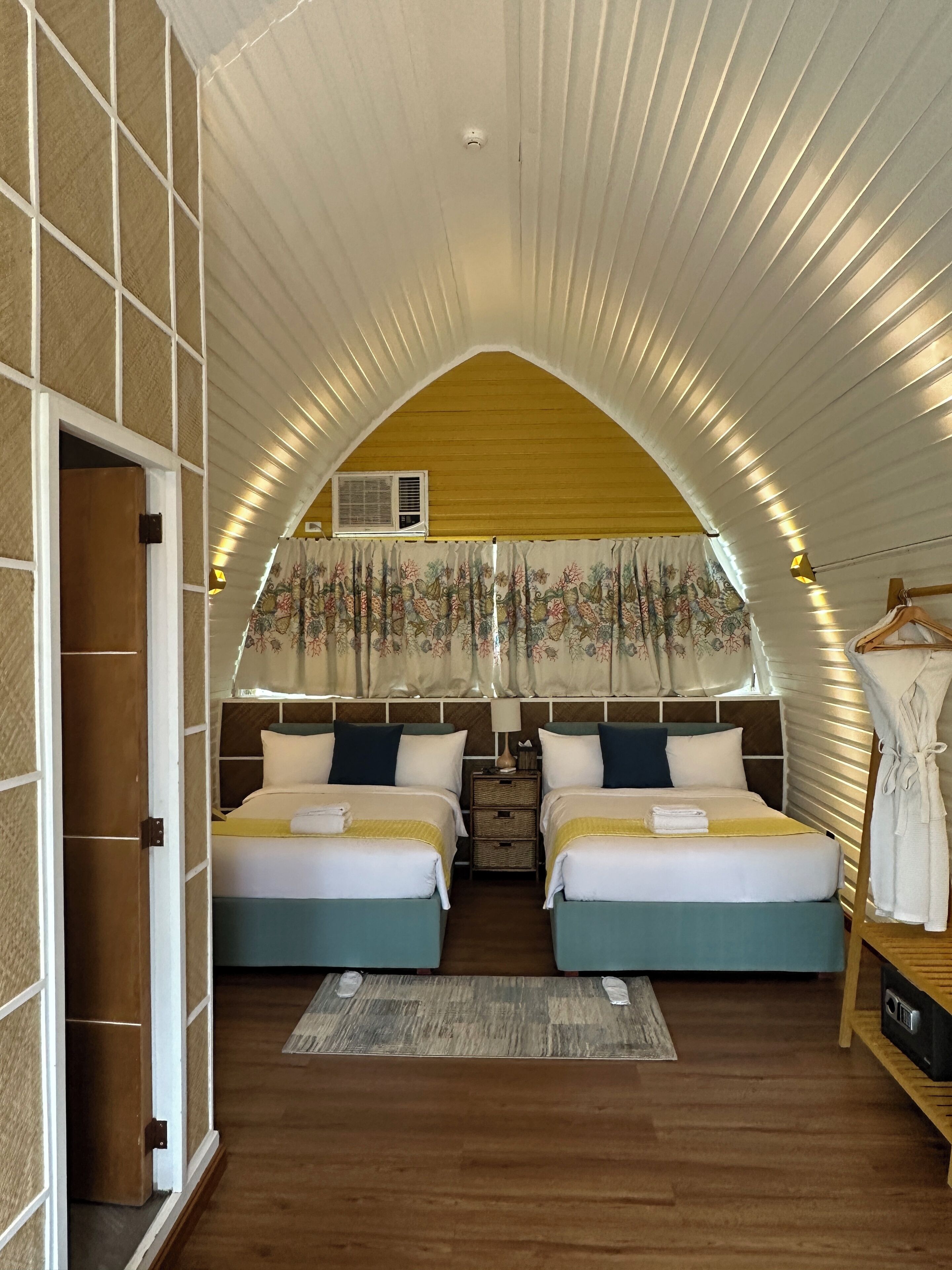 Minibar, desk, laptop workspace, free WiFi