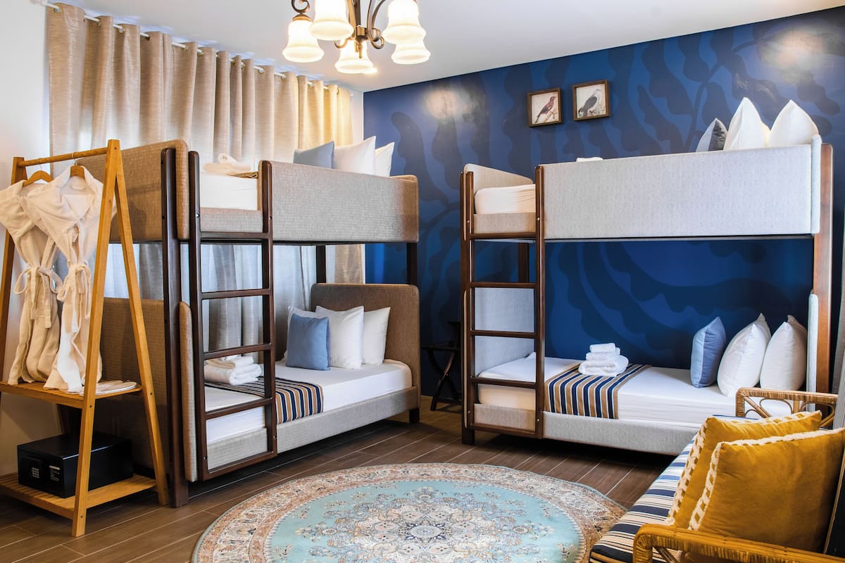 Balayan Family Room | Een minibar, een bureau, een laptopwerkplek, gratis wifi