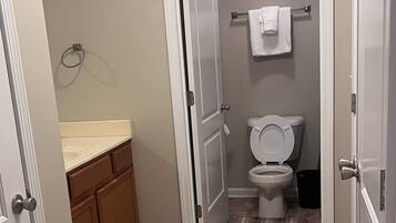 提供毛巾、番梘、廁紙