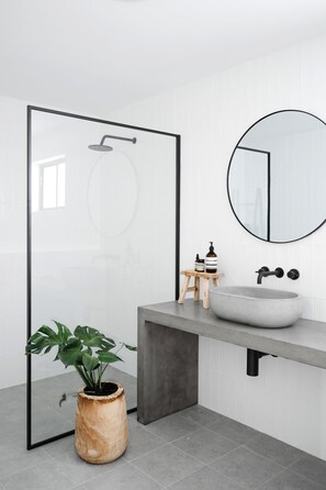 Douche, sèche-cheveux, serviettes fournies, savon