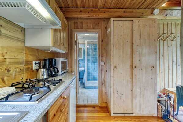 Réfrigérateur, un four, surface de cuisson, cafetière-théière