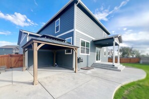 Exterior - Newer build with 4 bedrooms, large backyard and beautiful mountain views. (Windsor)