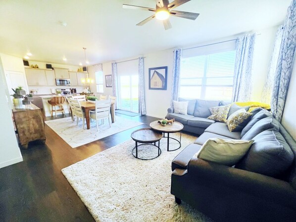 Smart TV - Newer build with 4 bedrooms, large backyard and beautiful mountain views. (Windsor)