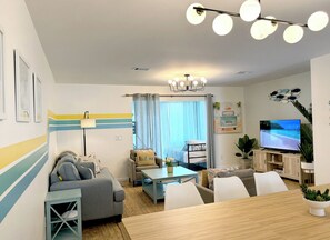 Living area - 1/2 duplex 4m walk beach · Free cruise, Pool, Pets (Destin)