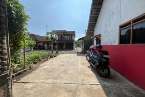 Parking - SPOT ON 93999 Kost Ibu Joko Syariah (Singasari)