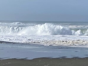 En la playa, camastros y toallas de playa 