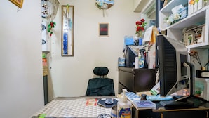 Un despacho en casa con escritorio, computadora y diversos útiles de oficina.