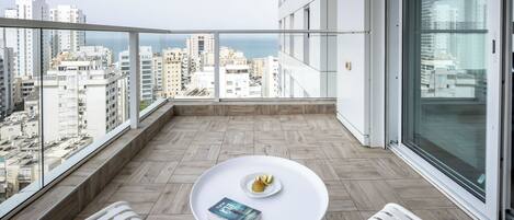 Apartamento, balcón, vistas a la playa | Balcón