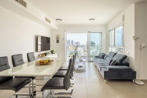 Dining - Seaside High-Rise Apt by Sea N' Rent (Netanya)