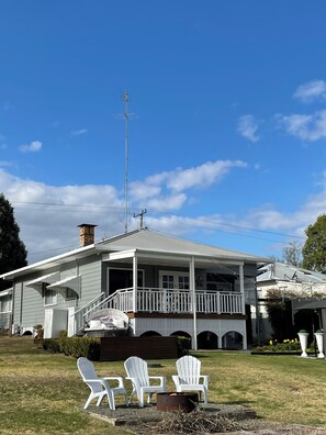 Exterior - Escape to Hunter Valley at Thallan Cottage. Pet-Friendly Outdoor Baths & Firepit (Millfield)