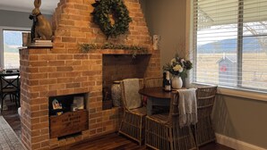 Interior - Escape to Hunter Valley at Thallan Cottage. Pet-Friendly Outdoor Baths & Firepit (Millfield)